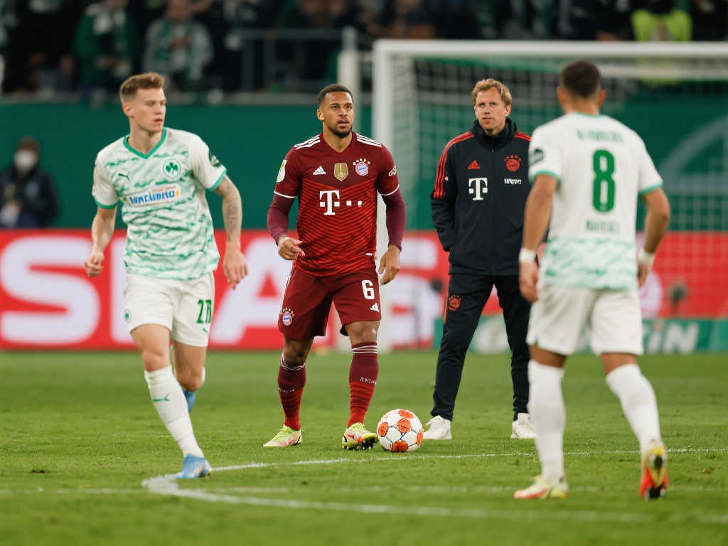 贝肯鲍尔足球皇帝传奇双冠历程揭示其不朽地位